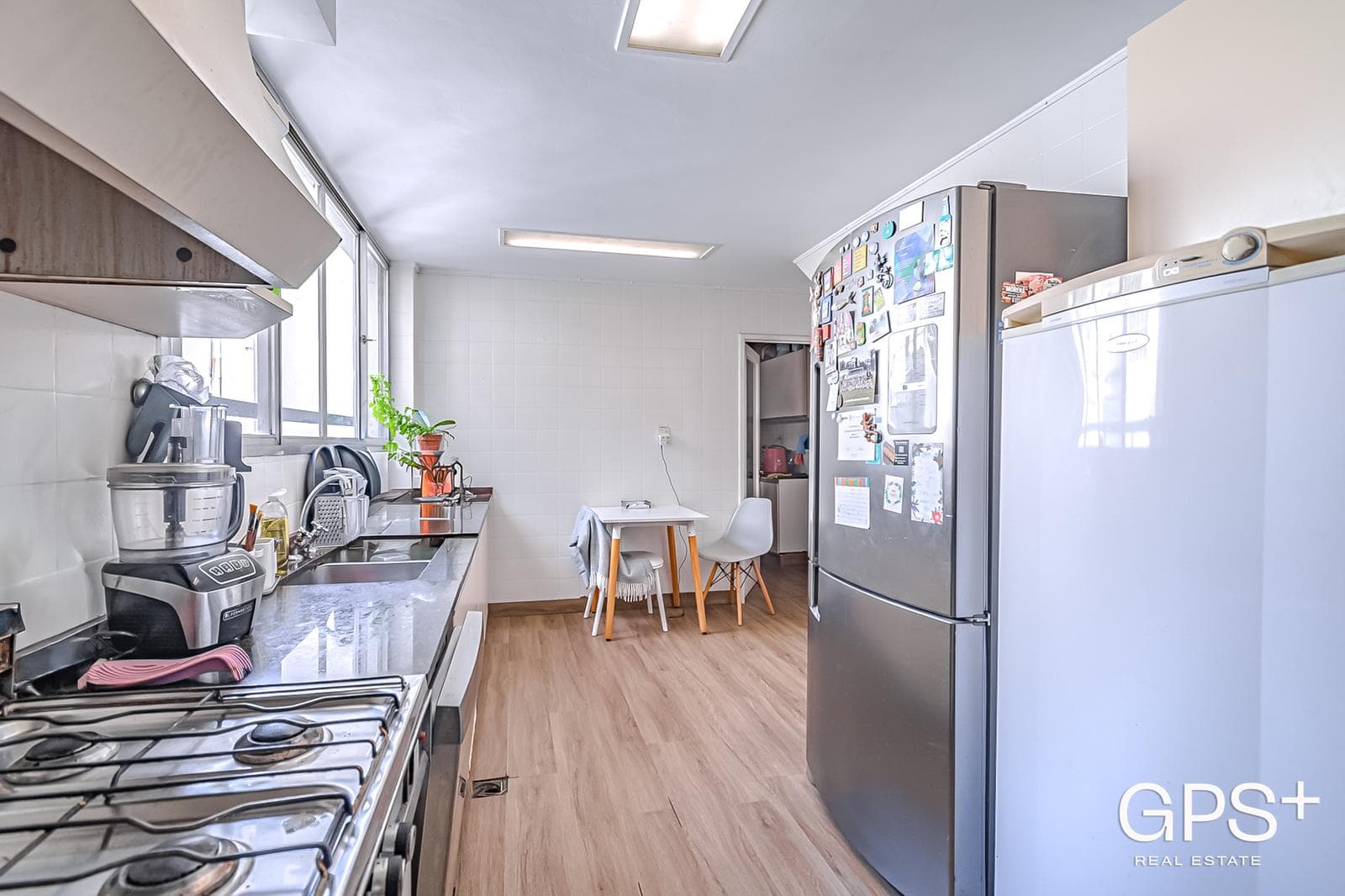 Edificio de gran categoría - PISO ALTO lleno de LUZ y SOL con AMPLIA terraza propia.