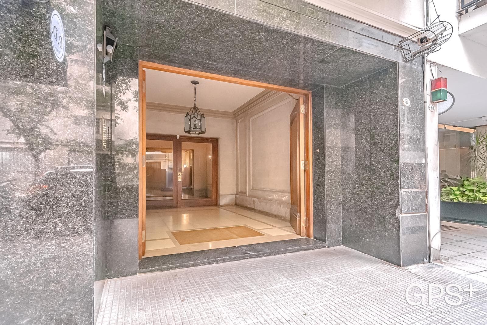 Edificio de gran categoría - PISO ALTO lleno de LUZ y SOL con AMPLIA terraza propia.