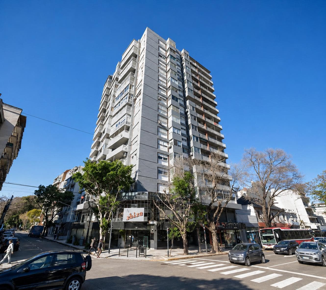 SPACIOUS 3-ROOM APARTMENT WITH BALCONY FOR SALE. OLIVOS