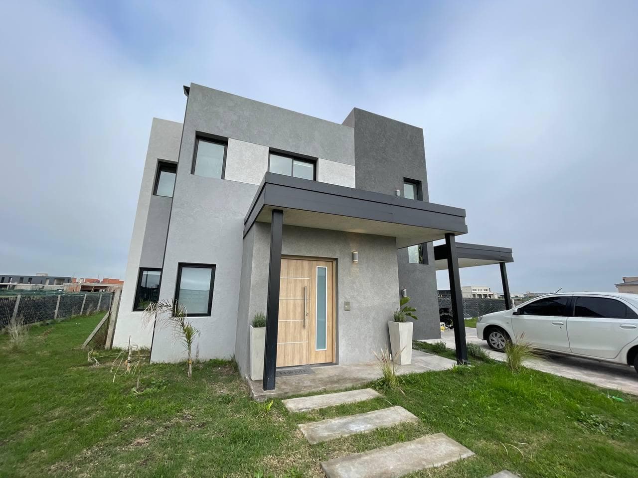 VENTA CASA DE CATEGORÍA CON PILETA MUELLE Y FONDO A LA LAGUNA SEBASTIAN GABOTO