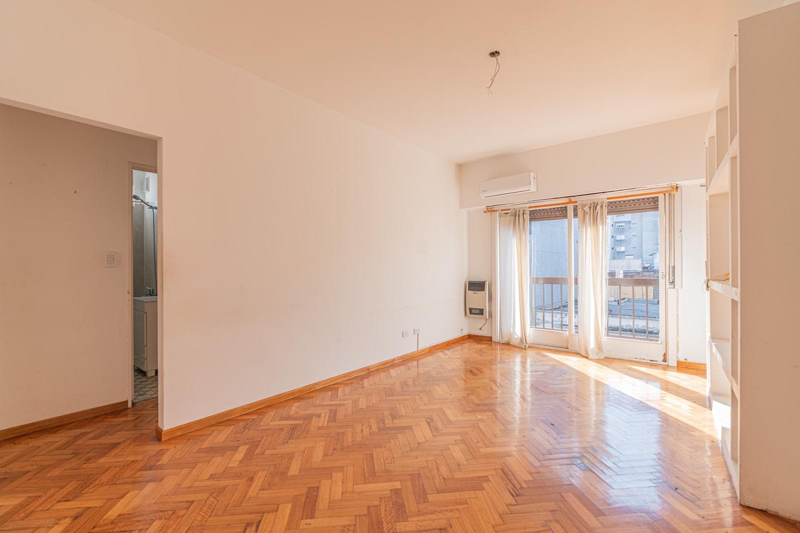 Donato Alvarez and Rivadavia - 4-room apartment with a balcony - renovated