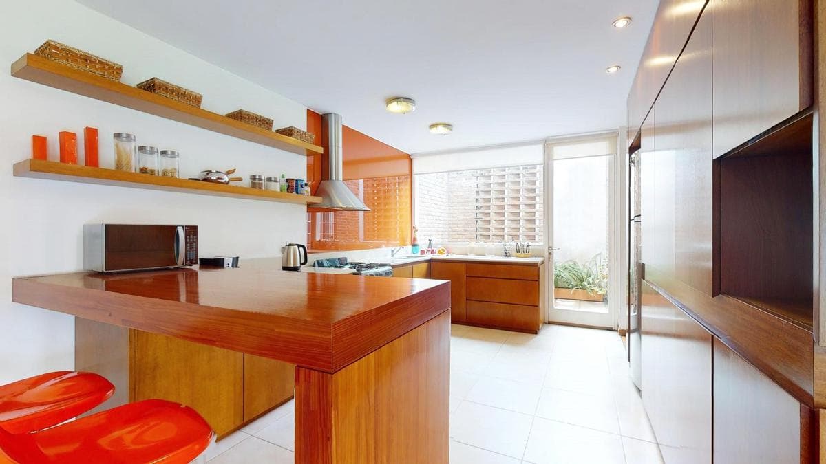 House for sale in Gonnet: 485 between 20th and 21st. Lot size: 30 x 60. 370 m² of floor space. Excellent condition. Pool