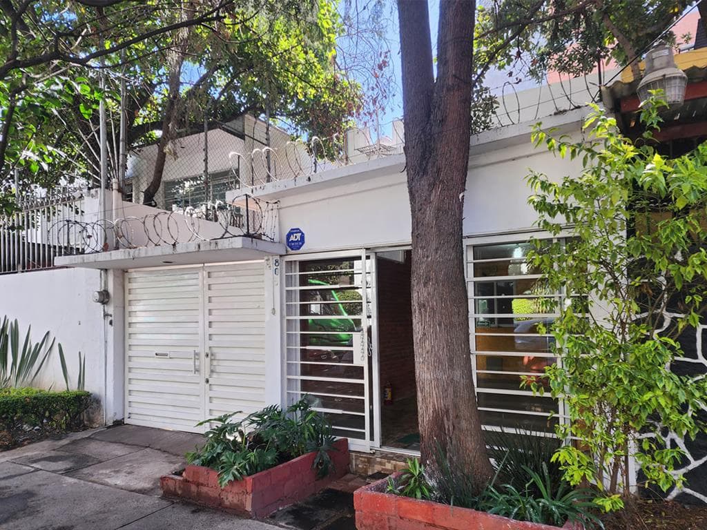 House for Sale in Del Valle Norte with Commercial Zoning