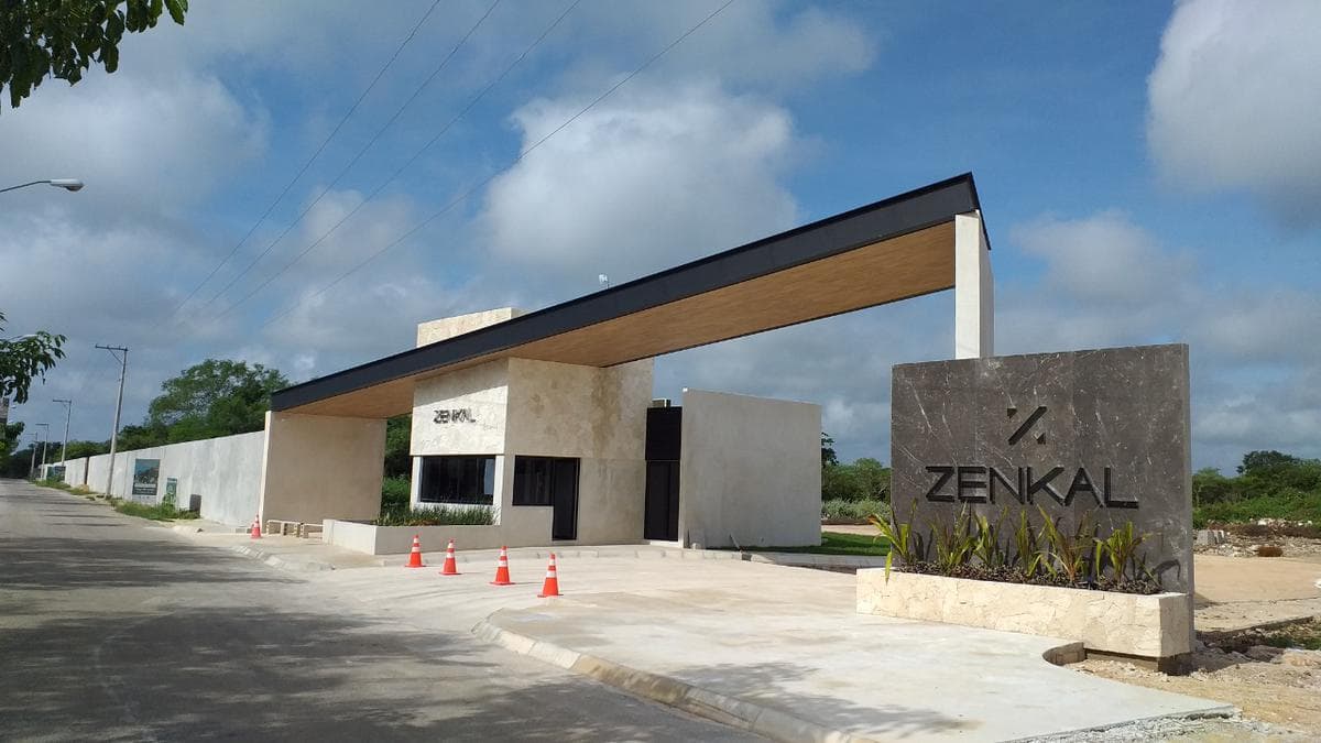 Land for Sale on a Private Street with Amenities in Conkal, Mérida, Yucatán.