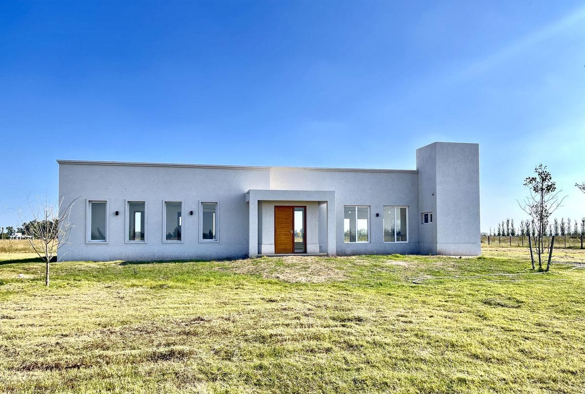 Discover your new country home in Zapiola, Lobos