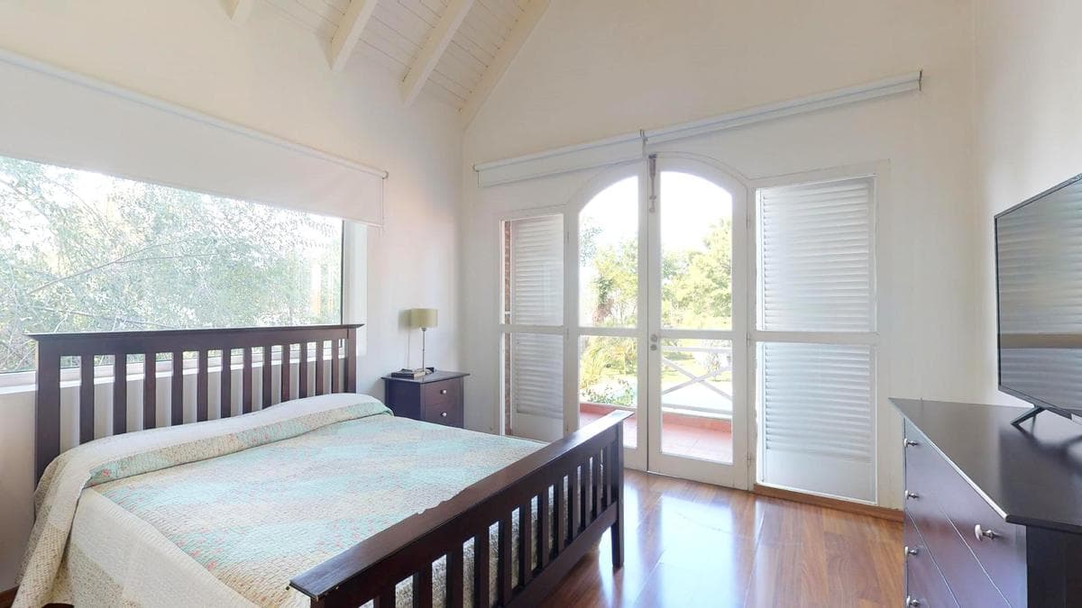 House for sale in Gonnet: 485 between 20th and 21st. Lot size: 30 x 60. 370 m² of floor space. Excellent condition. Pool