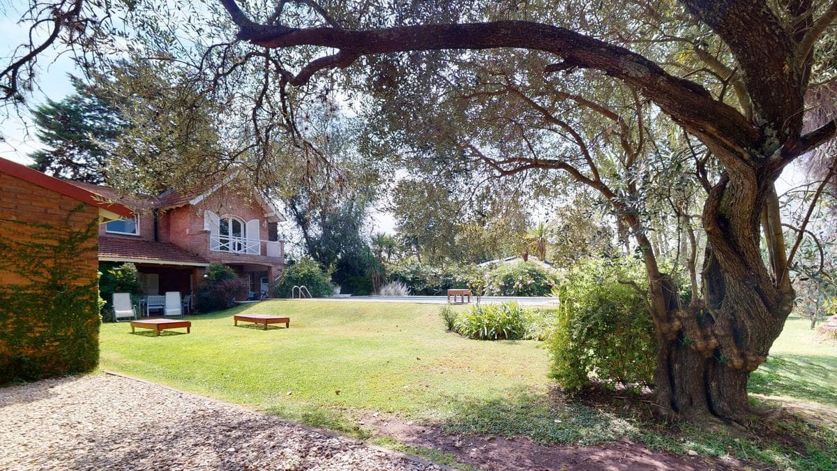 House for sale in Gonnet: 485 between 20th and 21st. Lot size: 30 x 60. 370 m² of floor space. Excellent condition. Pool