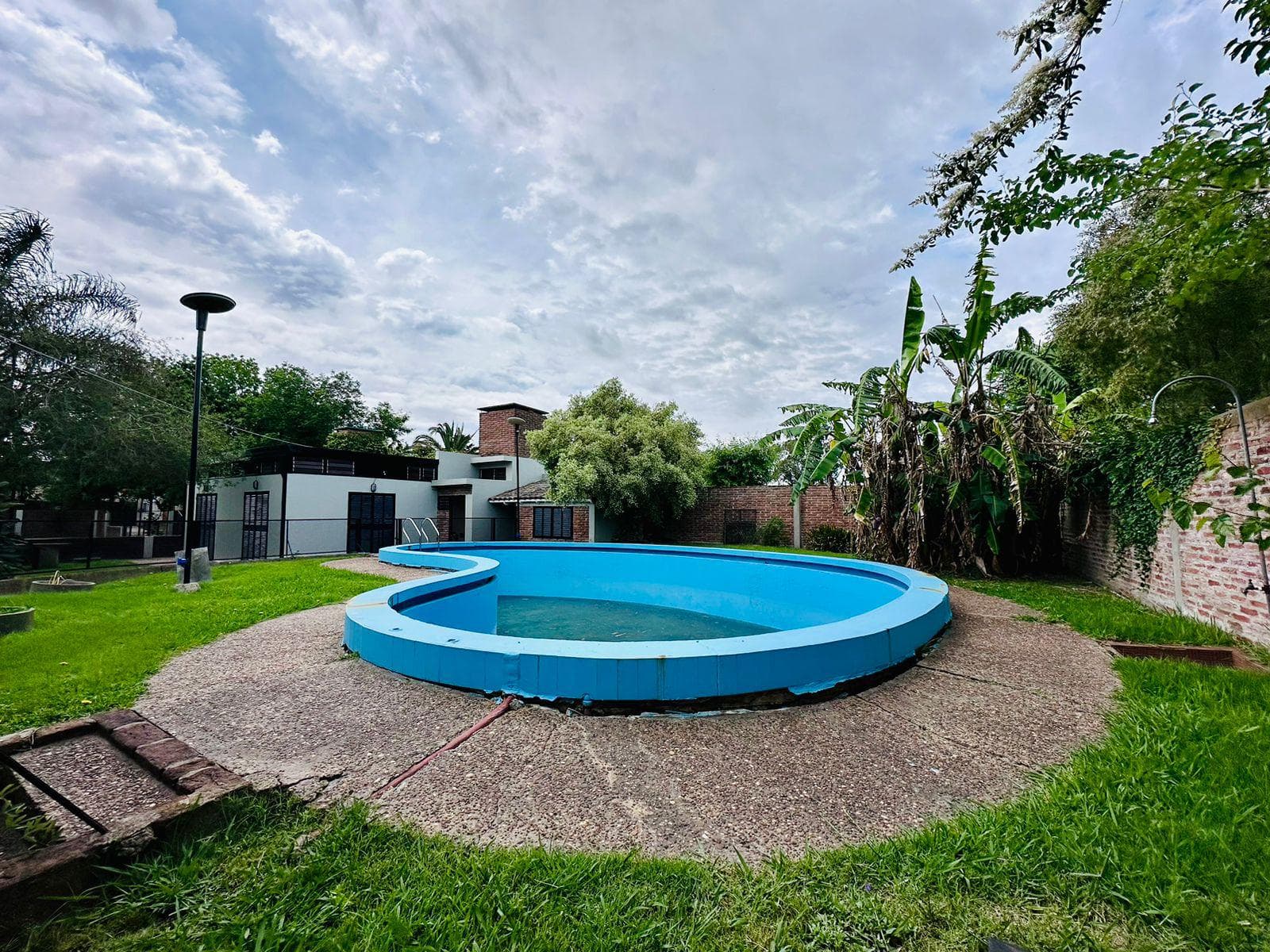 2-bedroom house with a park, pool, and tennis court