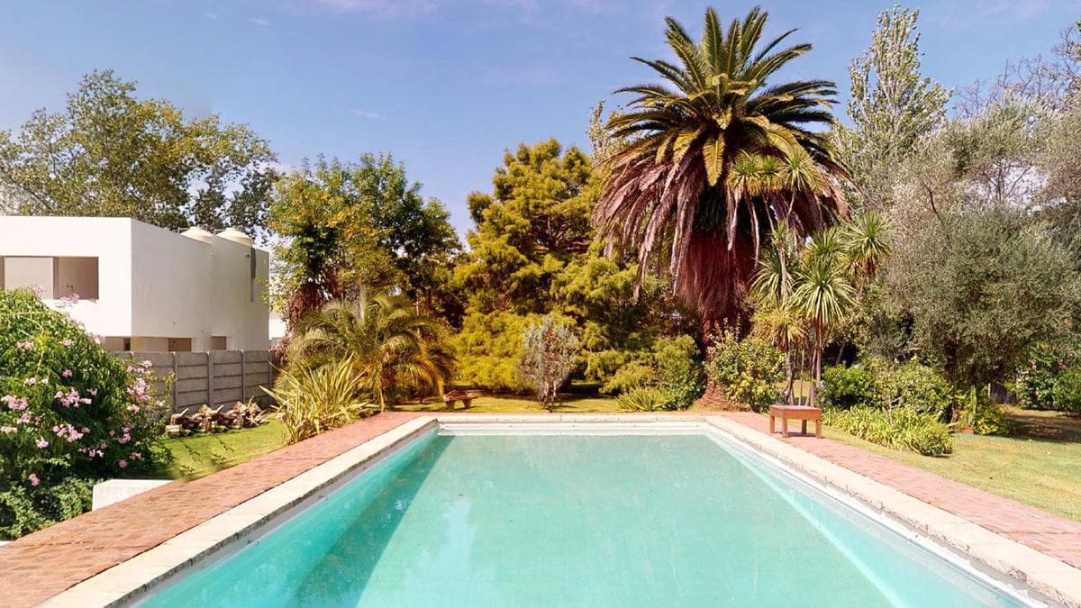 House for sale in Gonnet: 485 between 20th and 21st. Lot size: 30 x 60. 370 m² of floor space. Excellent condition. Pool