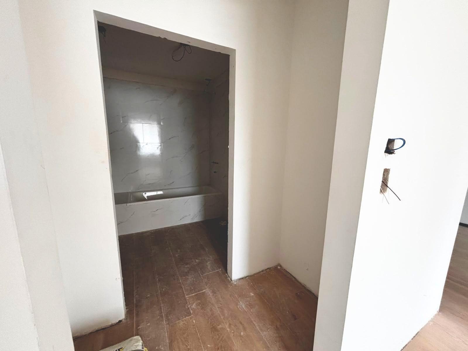 Two-room apartment with a balcony/terrace and a half-bath