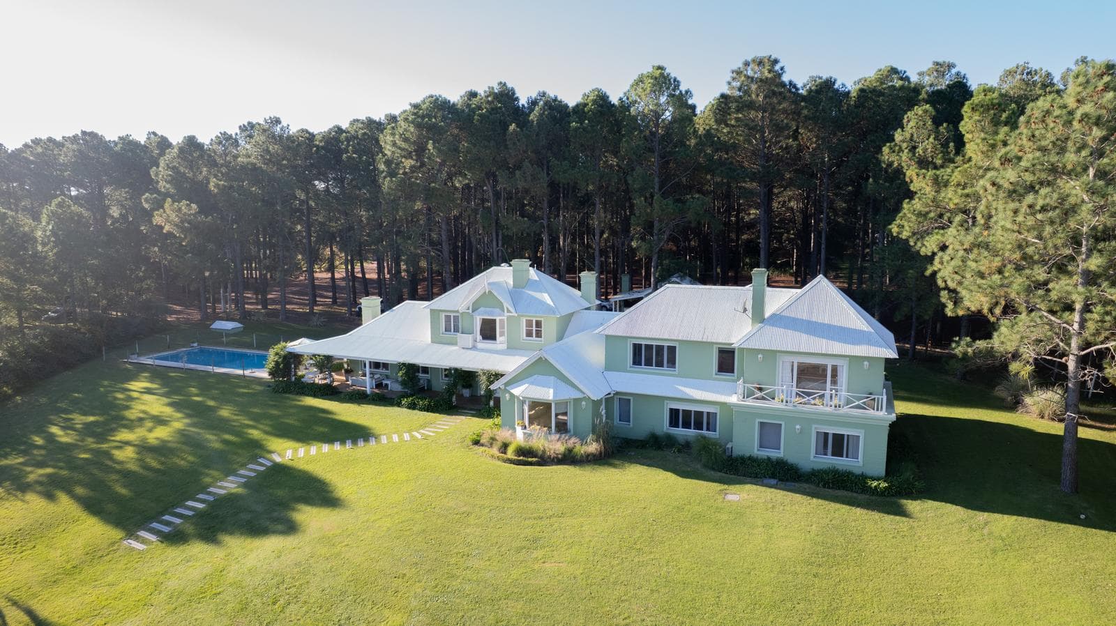 Exclusive residence with a view of the river at Club de Campo El Faro, Carmelo, Colonia