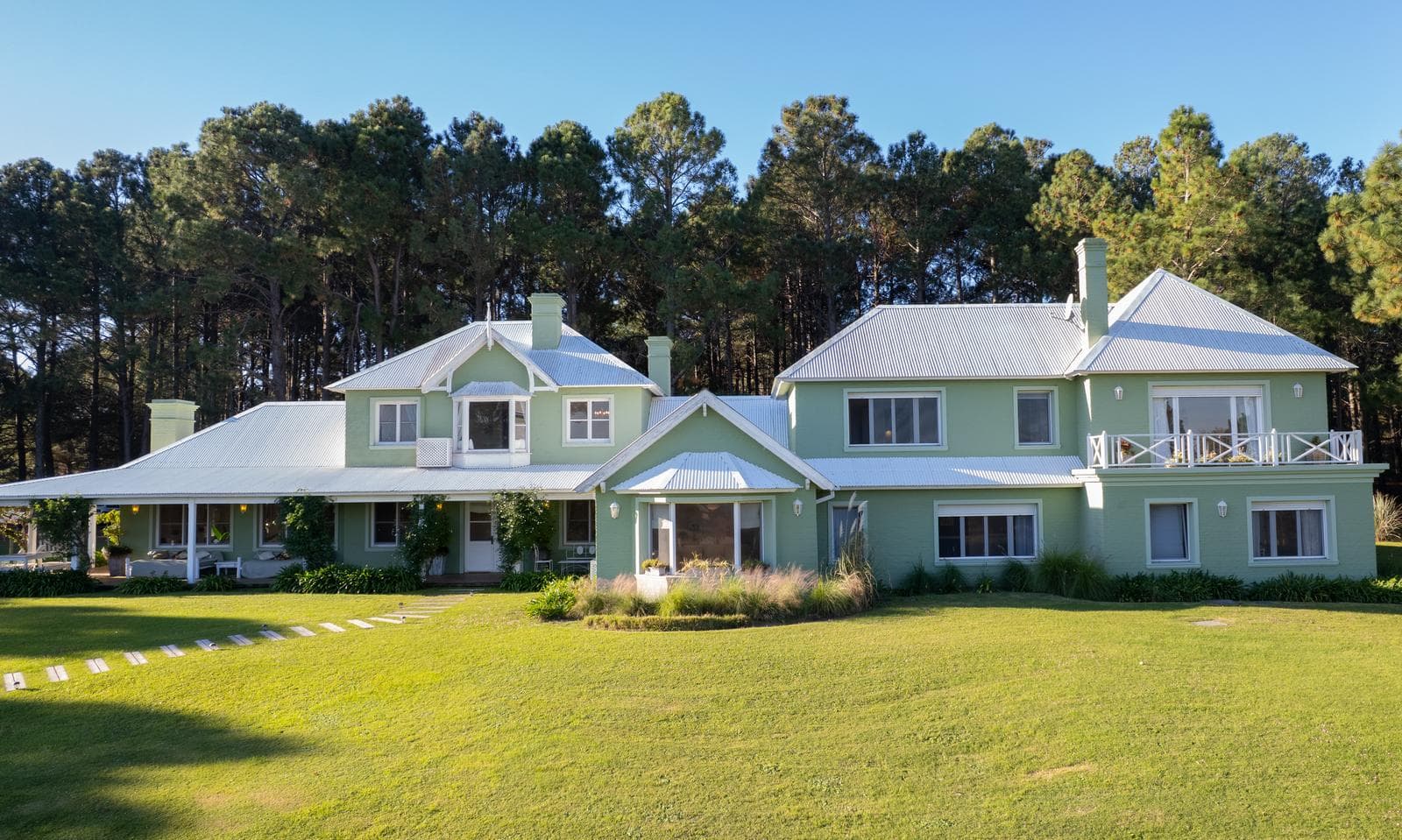 Exclusive residence with a view of the river at Club de Campo El Faro, Carmelo, Colonia