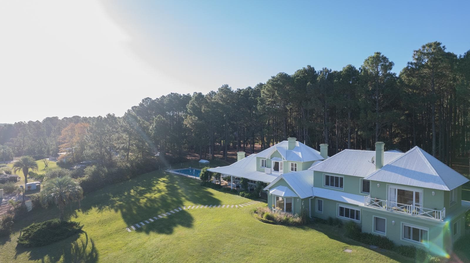 Exclusive residence with a view of the river at Club de Campo El Faro, Carmelo, Colonia