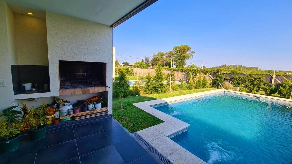 4-Bedroom House for Sale with Pool in San Eduardo - Pilar