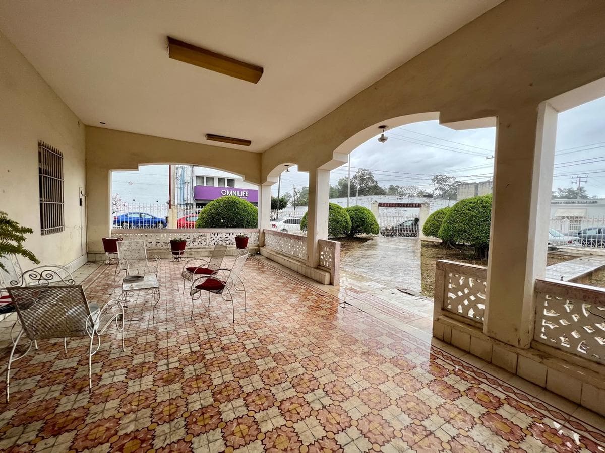 House for sale in Colonial Mérida, in need of restoration, with a large lot