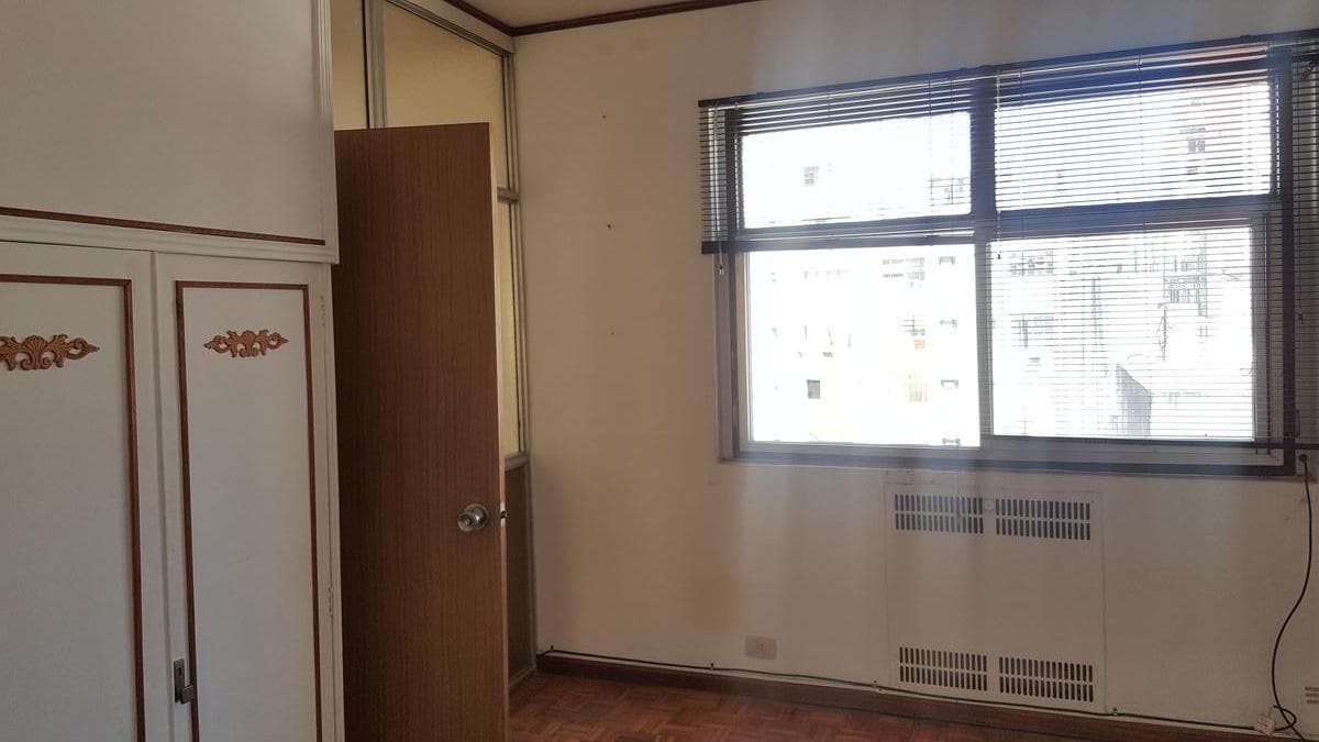 BRIGHT, UPPER-FLOOR OFFICE FOR SALE - SAN NICOLÁS - READY TO USE - SCHOOL OF ECONOMIC SCIENCES
