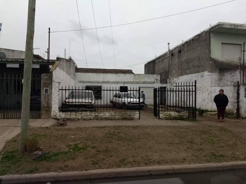 Property with two homes—one in need of renovation and the other fully finished—for sale in Laferrere