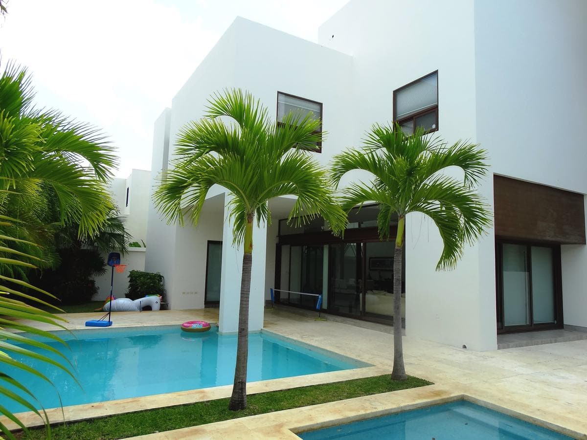 House for Sale, 4 Bedrooms, Double Lot, Pool, Garden, Villa Magna Residential Complex, Cancún