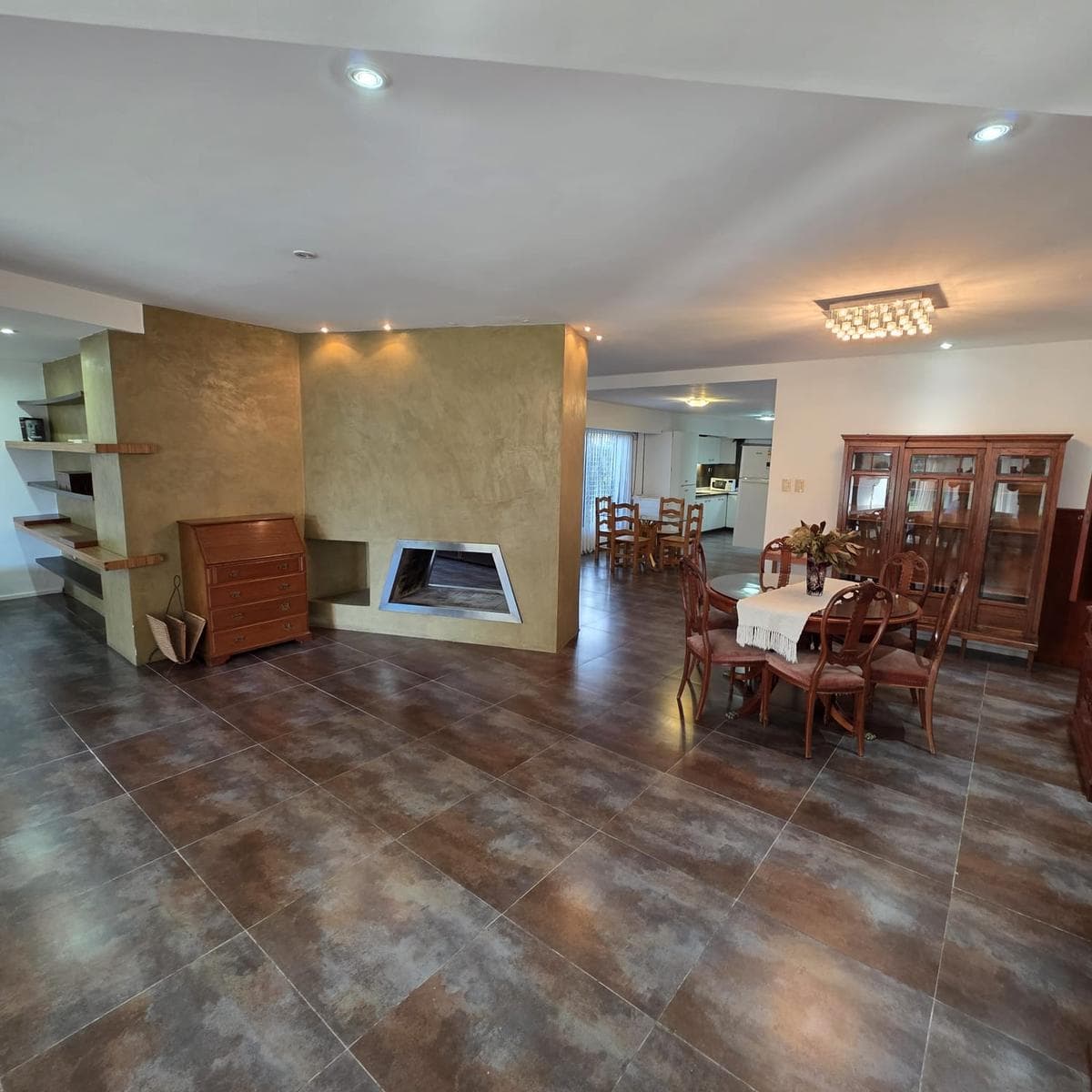 House in downtown Funes, just a few meters from Route 9, on a 984 m² lot