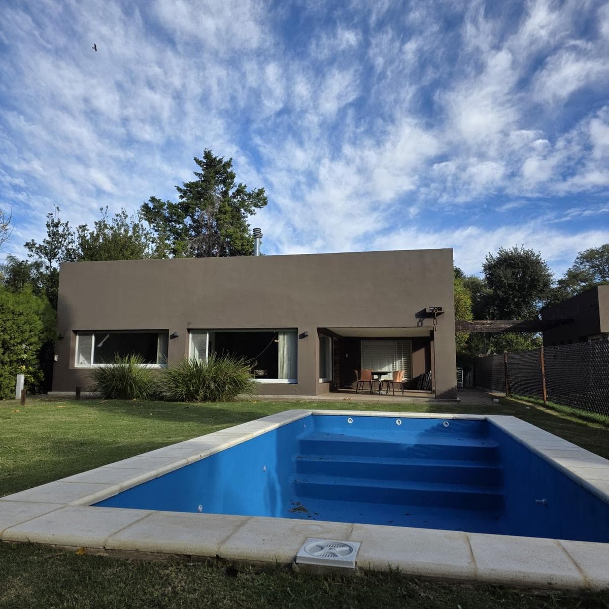 House in downtown Funes, just a few meters from Route 9, on a 984 m² lot