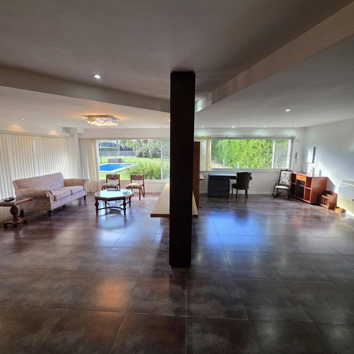 House in downtown Funes, just a few meters from Route 9, on a 984 m² lot
