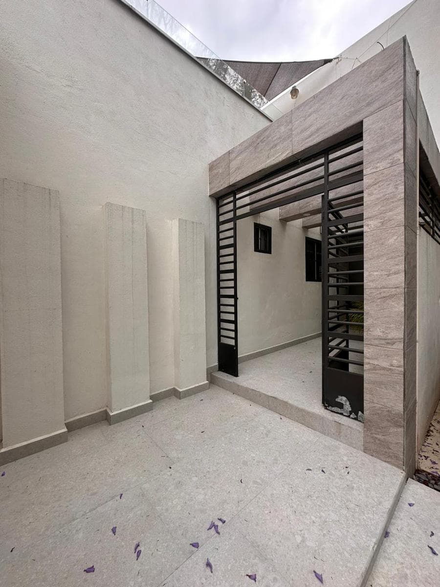 HOUSE FOR SALE ON THE NATIONAL HIGHWAY