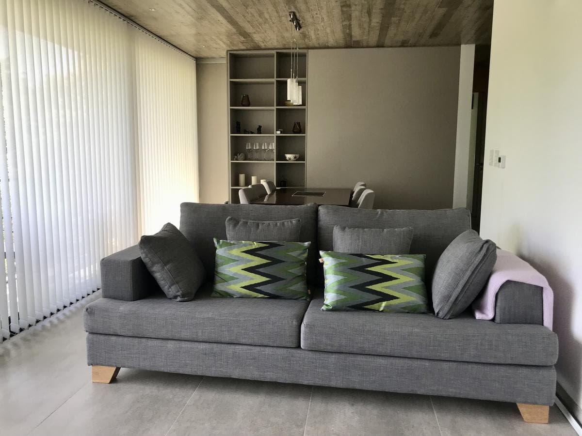 Apartment for rent in downtown City Bell. 474 at the corner of 14th. 2 bedrooms, garage. In impeccable condition