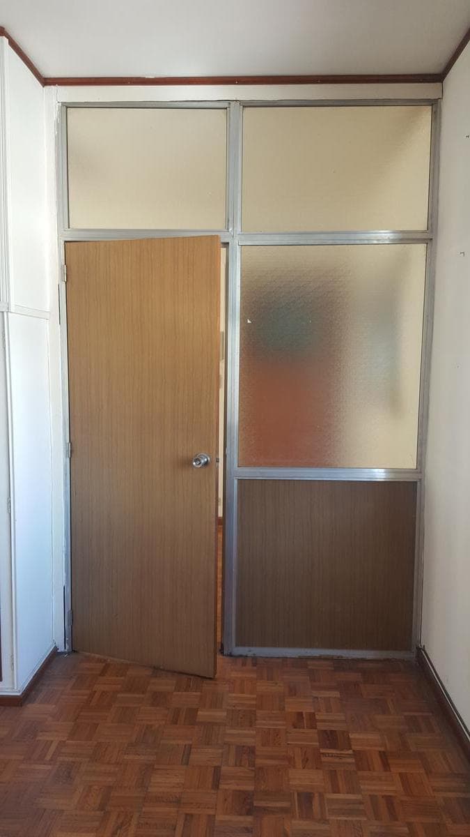 BRIGHT, UPPER-FLOOR OFFICE FOR SALE - SAN NICOLÁS - READY TO USE - SCHOOL OF ECONOMIC SCIENCES