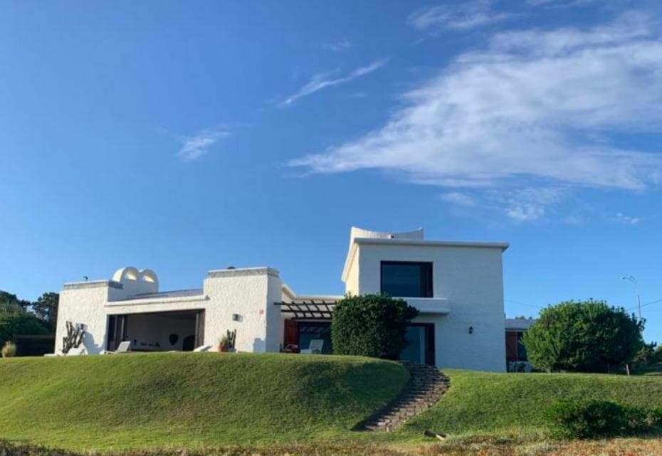Oceanfront Property with Its Own Tennis Court - Punta del Este - Piedras del Chileno
