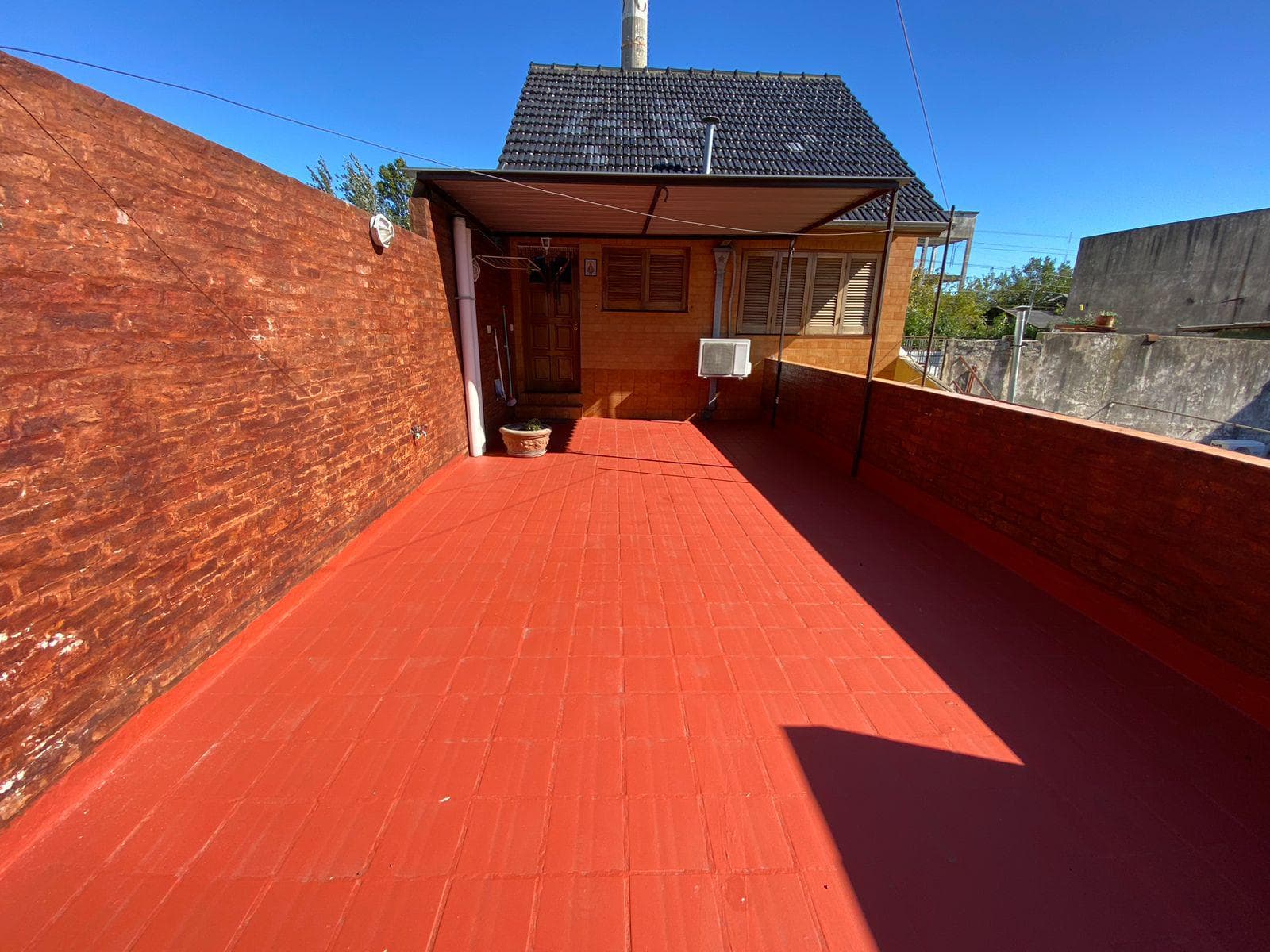 SAN JUSTO VENTA CASA DE 4 AMBIENTES CON COCHERA Y JARDIN