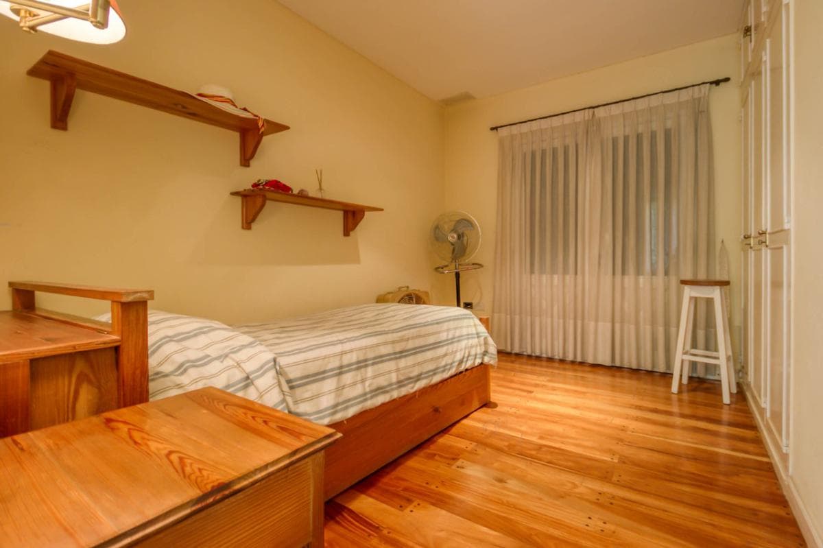 House for sale or rent in the gated community of Campos de Roca I. Lot size: 14,000 m2; floor area: 246 m2.