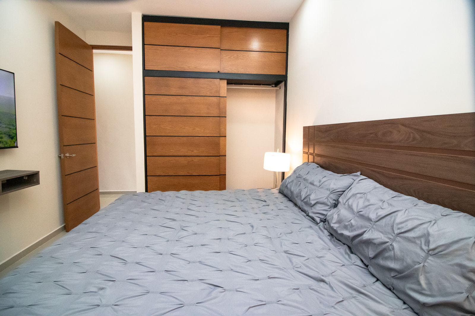 GREAT DEAL: 1-BEDROOM APARTMENT JUST STEPS FROM THE BEACH