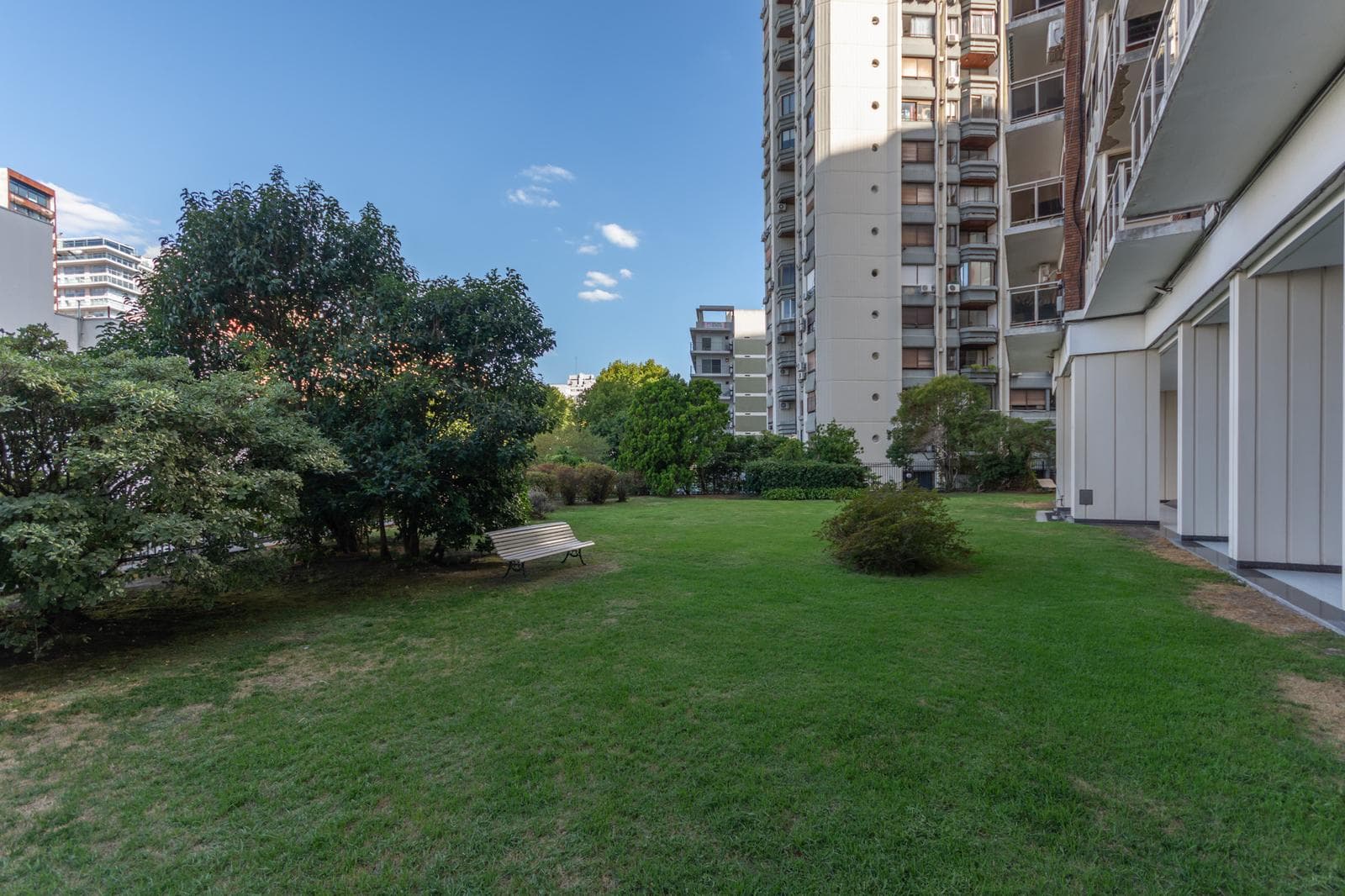 Excellent 8-room apartment on Rosales around 2500 on La Isla de Olivos - FOR SALE