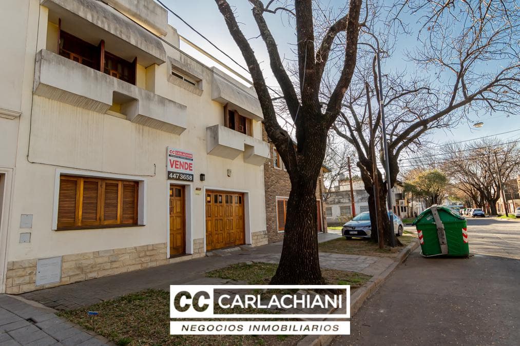 House for Sale - Azcuénaga Neighborhood, Rosario - 3 Stories - Patio