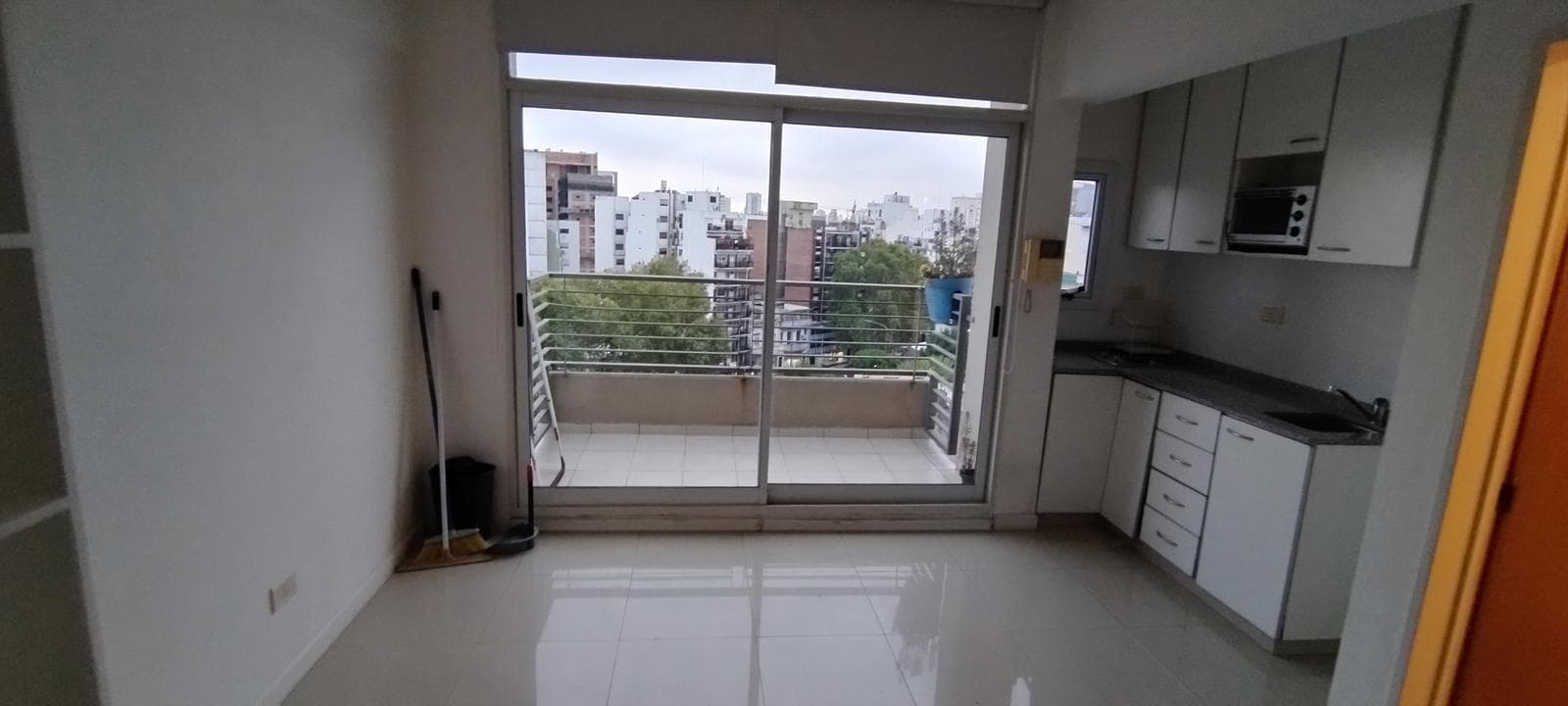 A one-and-a-half-room apartment filled with light and sunshine! In impeccable condition!