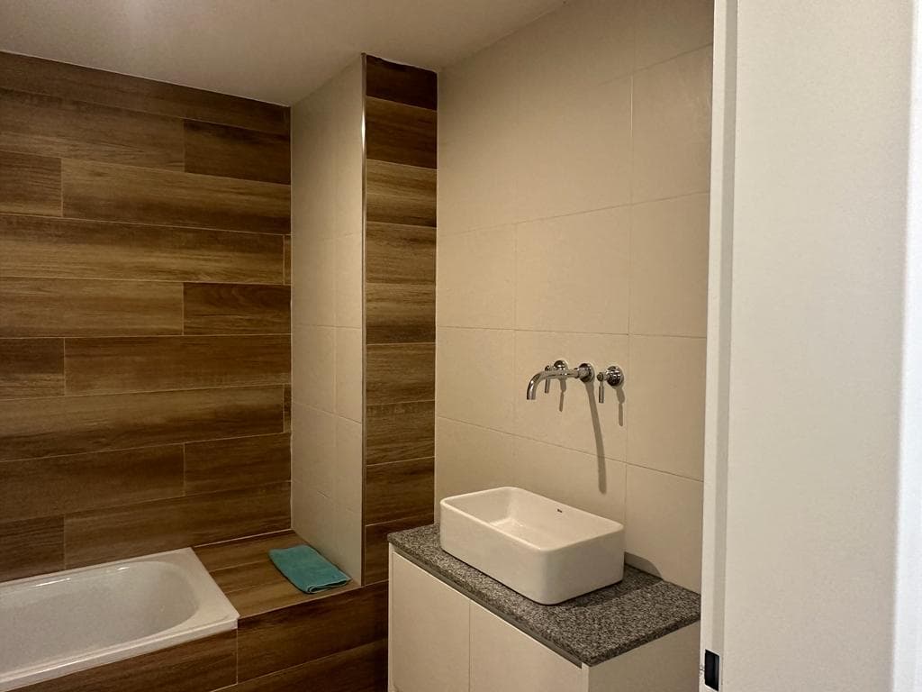 Studio apartment for rent, at the corner of 40th and 18th. It has a balcony, underfloor heating, and air conditioning. Excellent condition.