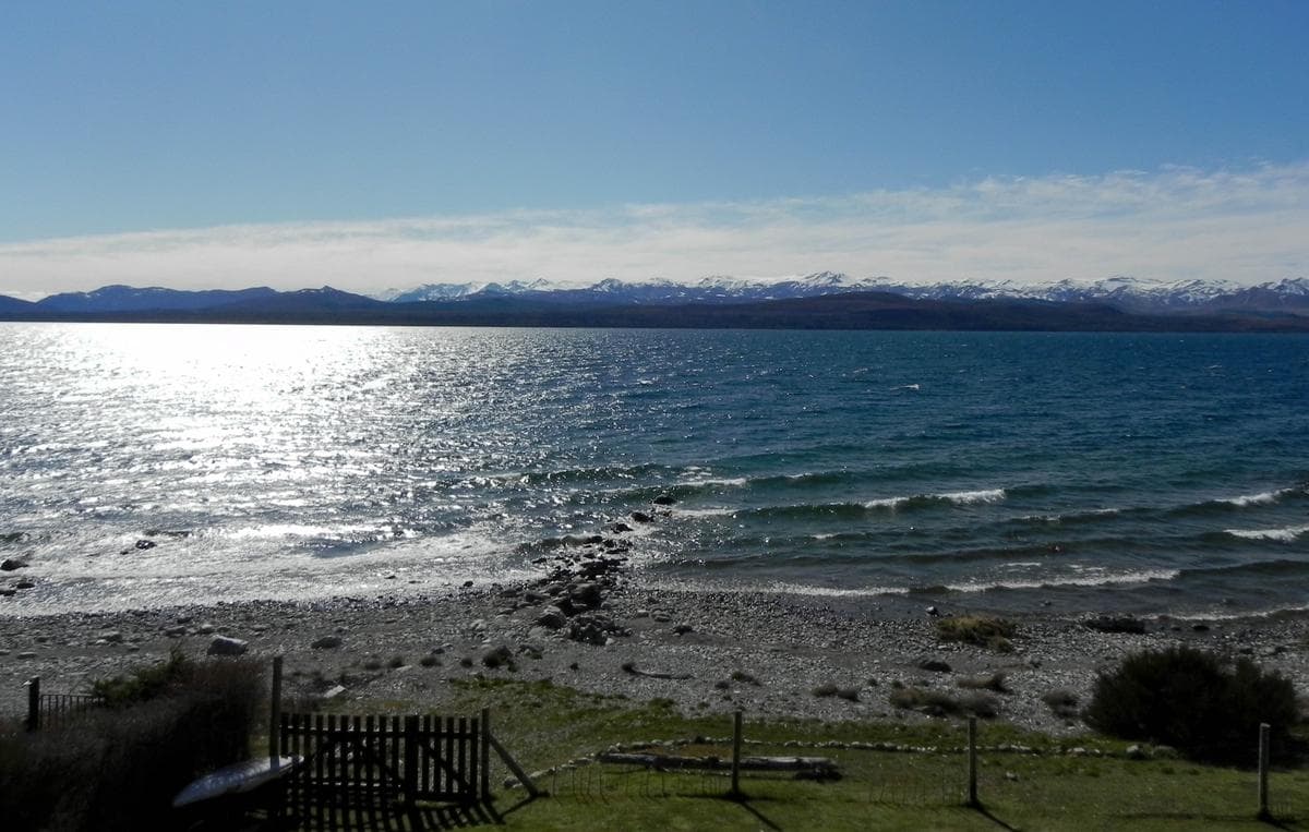 Bo. Las Chacras: House for sale with direct access to Lake Nahuel Huapi