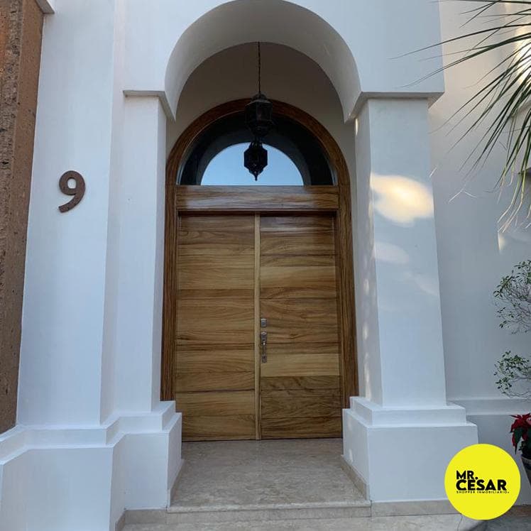 Spacious house for sale in the Compostela residential area