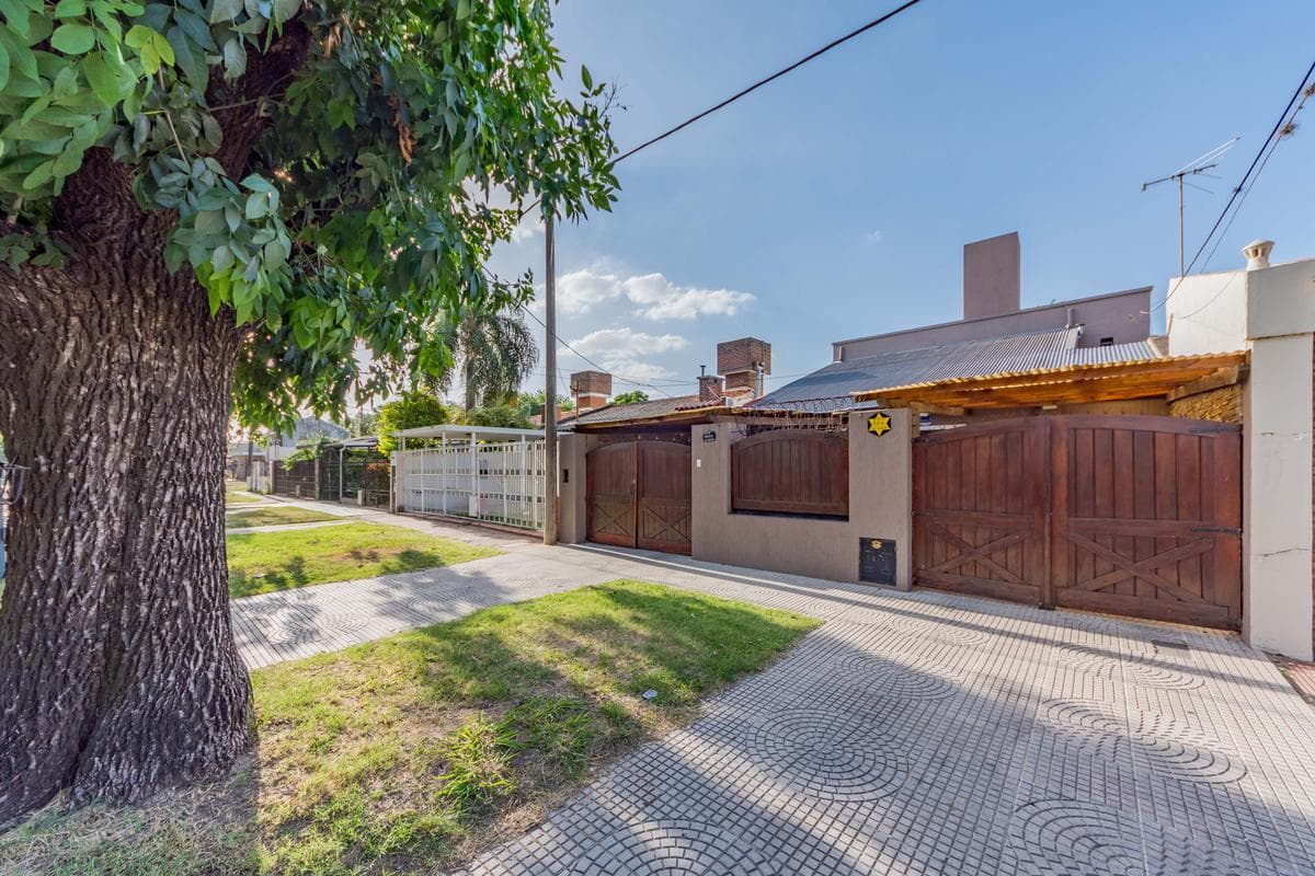 FOR SALE - 4-bedroom house - Fisherton, Rosario.
