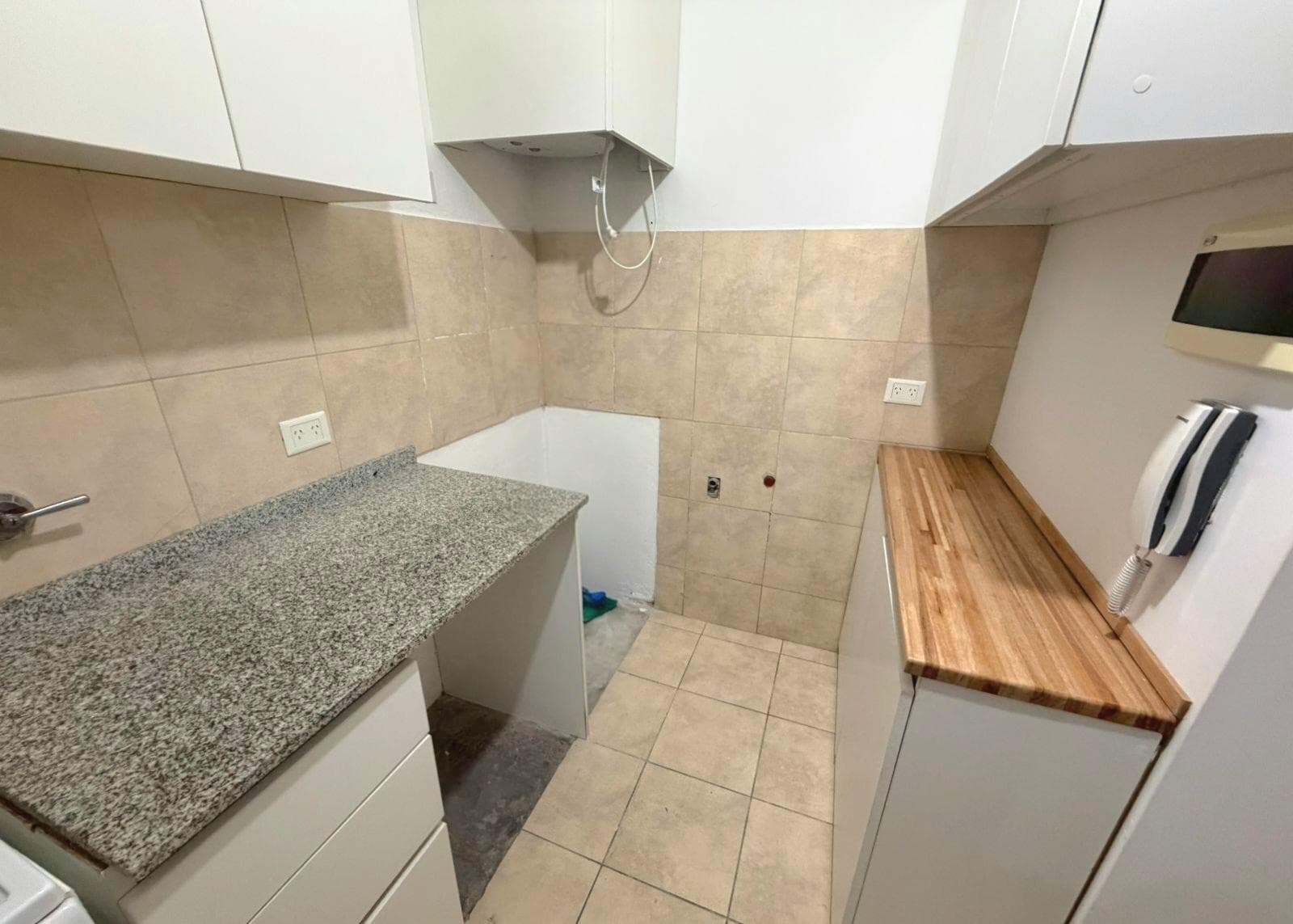 Tres Arroyos 3082: 2-bedroom apartment with a balcony and a dedicated parking space.