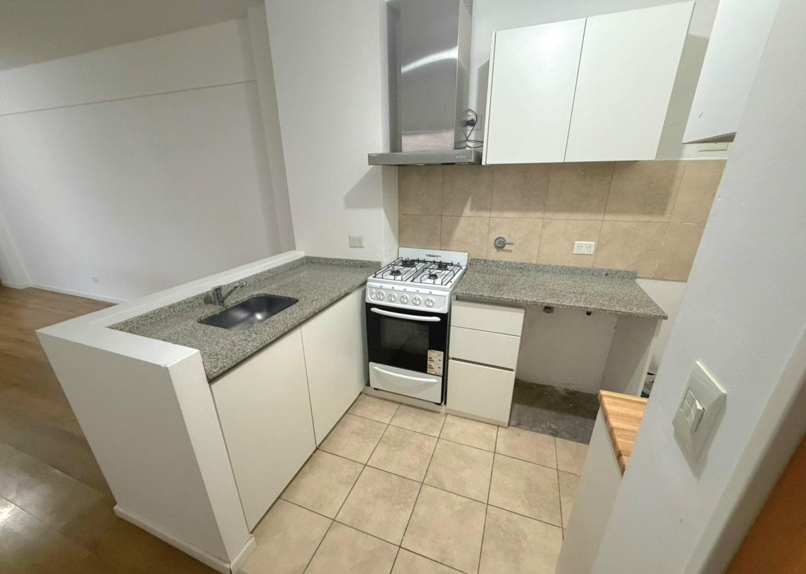 Tres Arroyos 3082: 2-bedroom apartment with a balcony and a dedicated parking space.