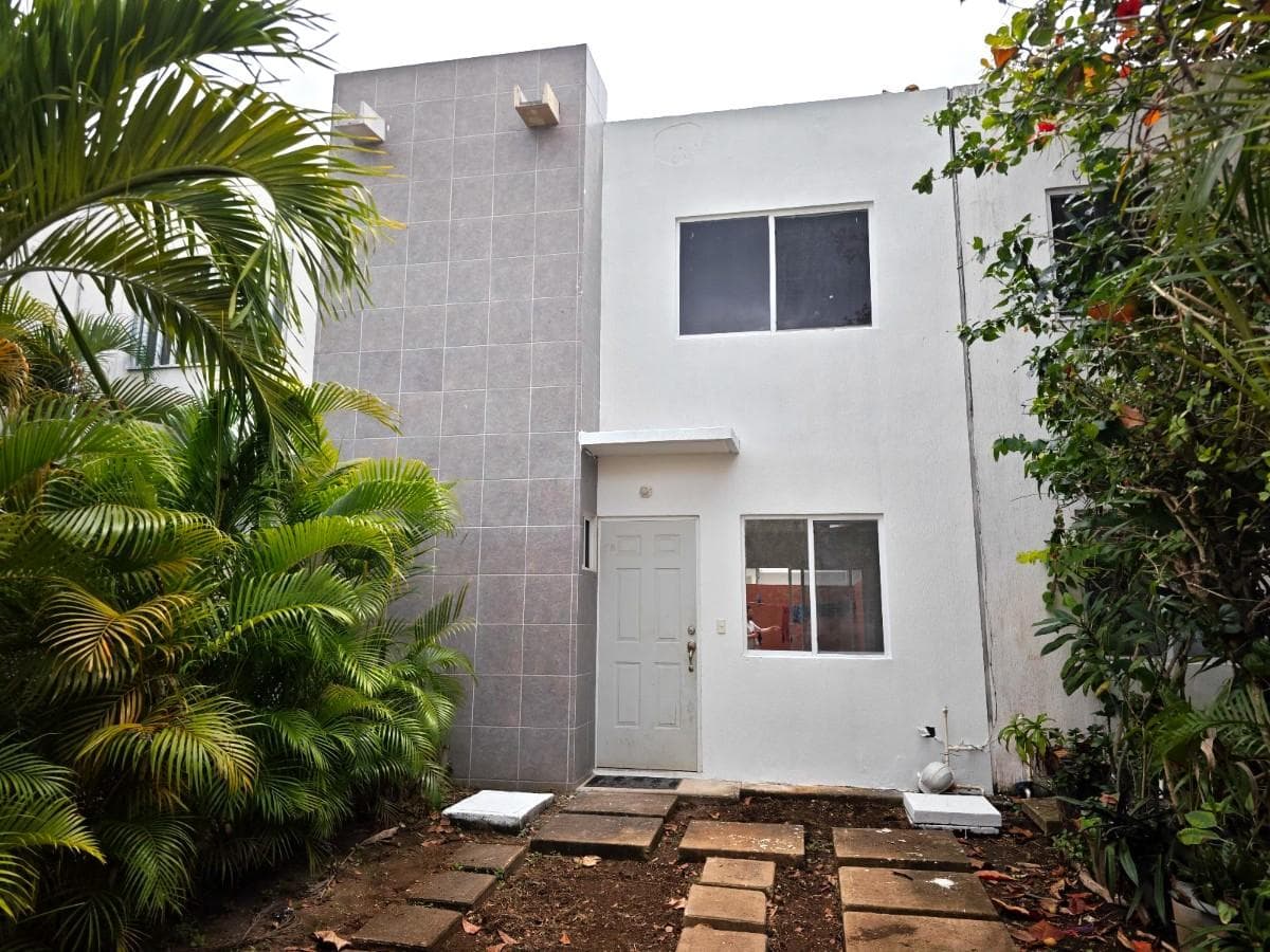 CASA EN RENTA DE 2 REC. SIN MUEBLES , EQUIPADA EN PLAYA DEL CARMEN