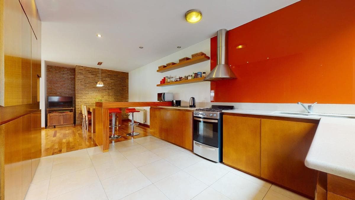 House for sale in Gonnet: 485 between 20th and 21st. Lot size: 30 x 60. 370 m² of floor space. Excellent condition. Pool