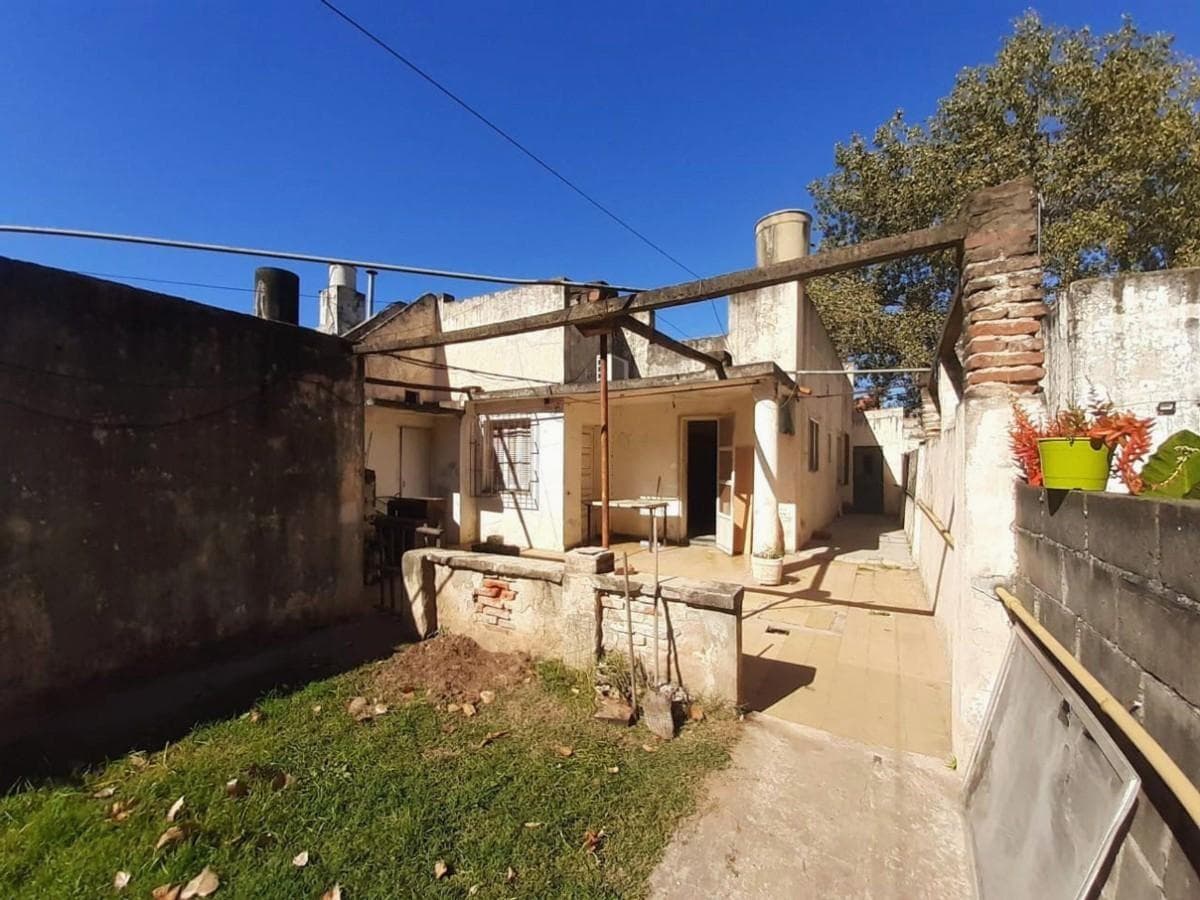 FOR SALE | TRADE - 2-bedroom house in need of renovation, with garage - Belgrano, Rosario. QUALIFIES FOR MORTGAGE.