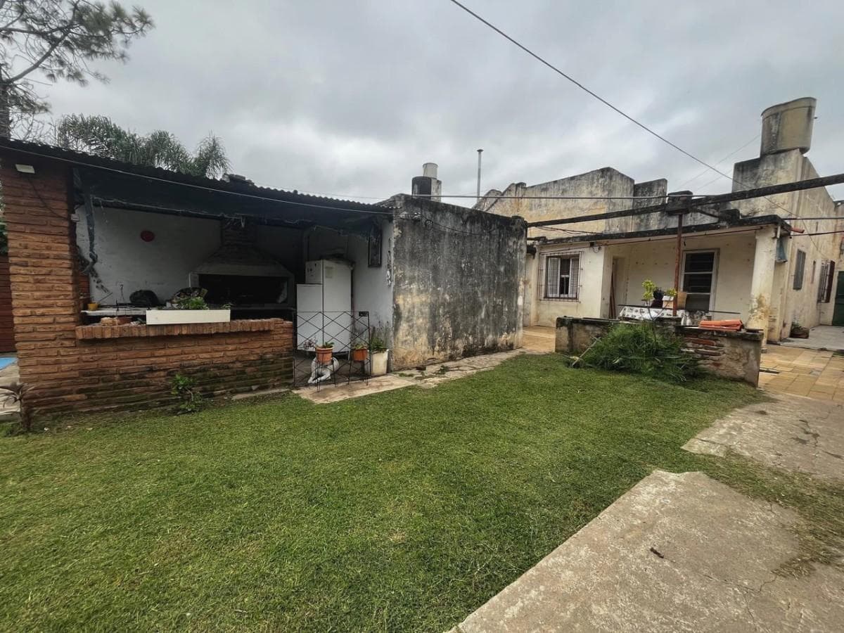 FOR SALE | TRADE - 2-bedroom house in need of renovation, with garage - Belgrano, Rosario. QUALIFIES FOR MORTGAGE.