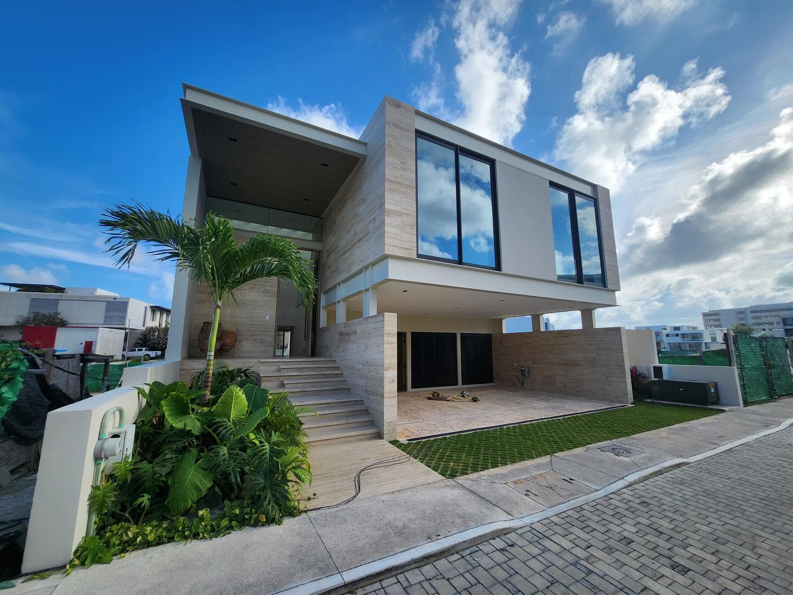 House for Sale, 4 Bedrooms, Rooftop, Pool, Canal View, La Laguna Puerto Cancún.