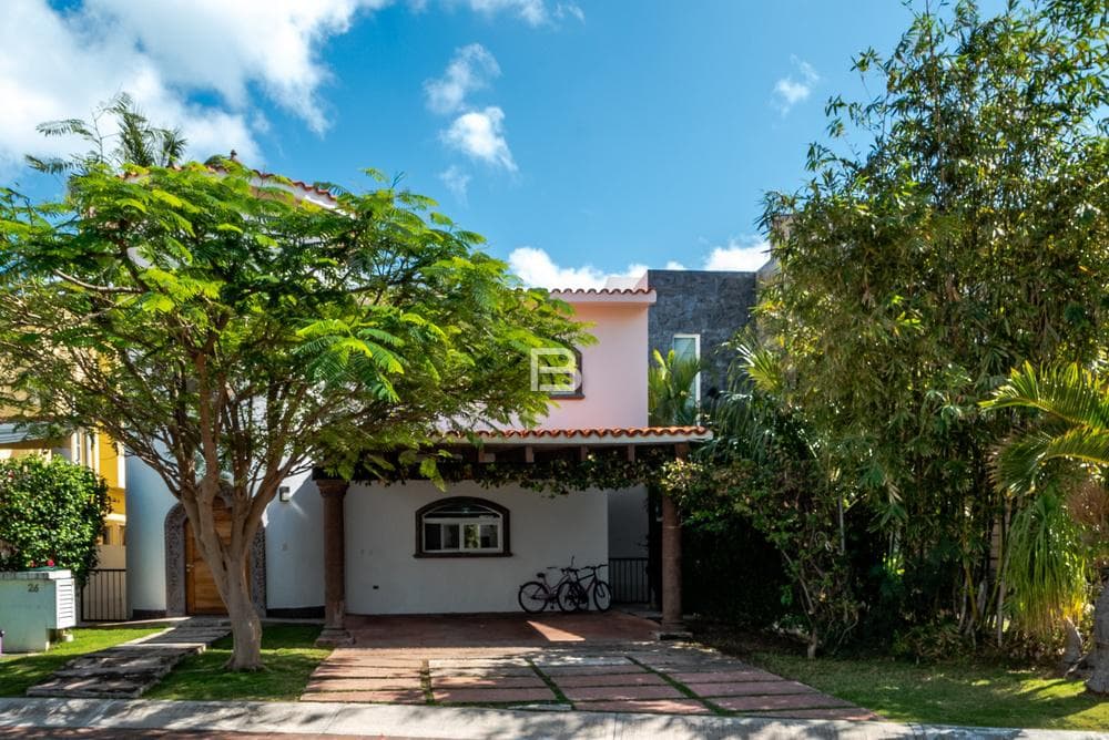 Foreclosure: House with Dock for Rent in Isla Dorada, Cancún