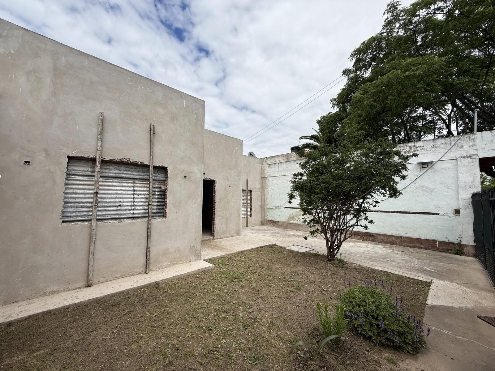 Brand-new 3-bedroom house for sale, with a total area of 325 m2, in downtown Campana
