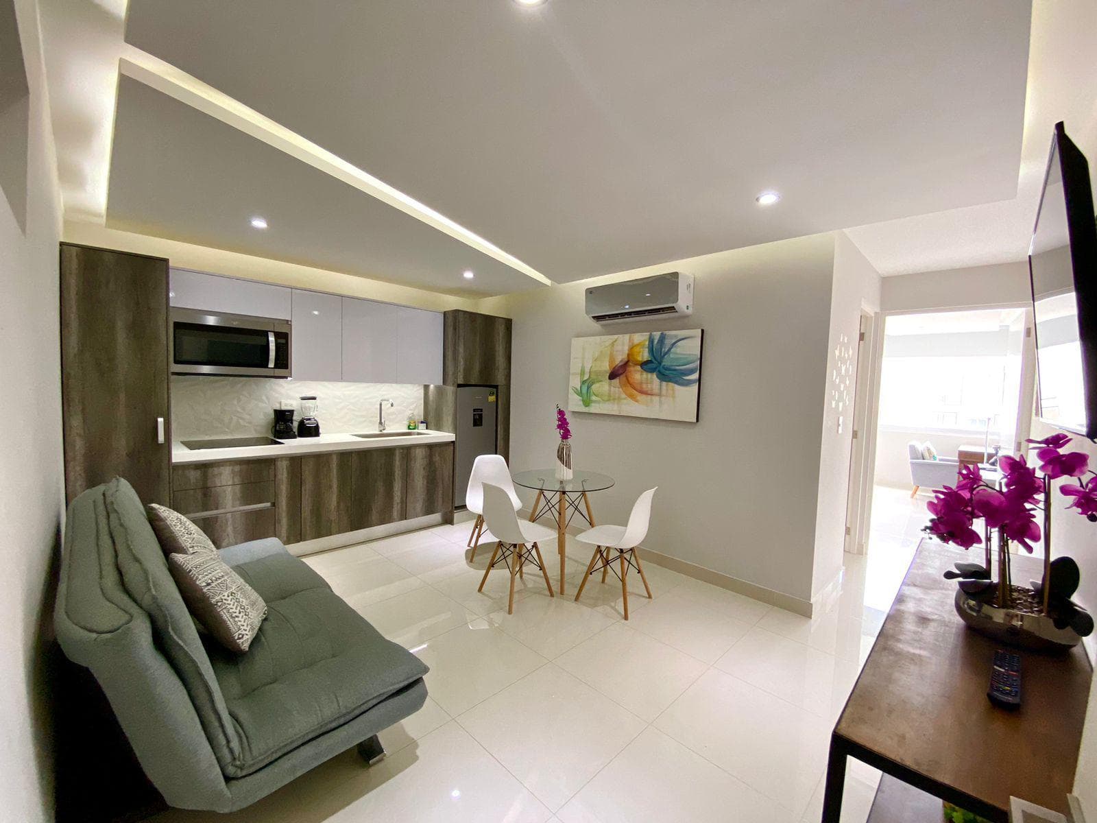 FURNISHED 1-BEDROOM APARTMENT 2 BLOCKS FROM THE BEACH