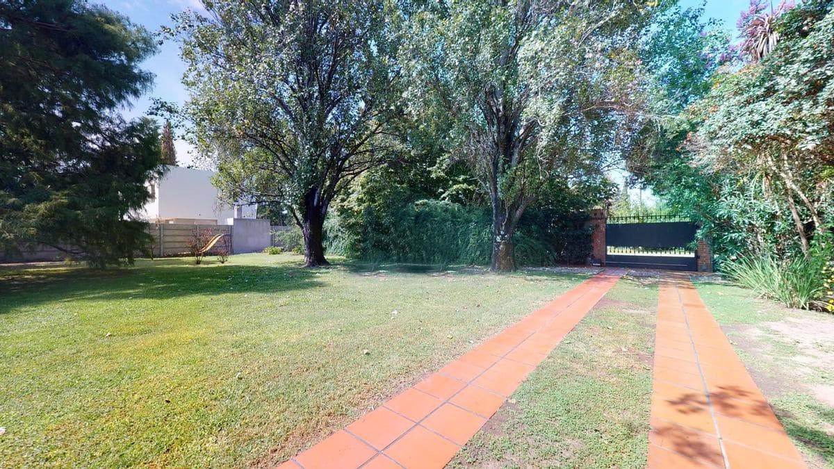 House for sale in Gonnet: 485 between 20th and 21st. Lot size: 30 x 60. 370 m² of floor space. Excellent condition. Pool